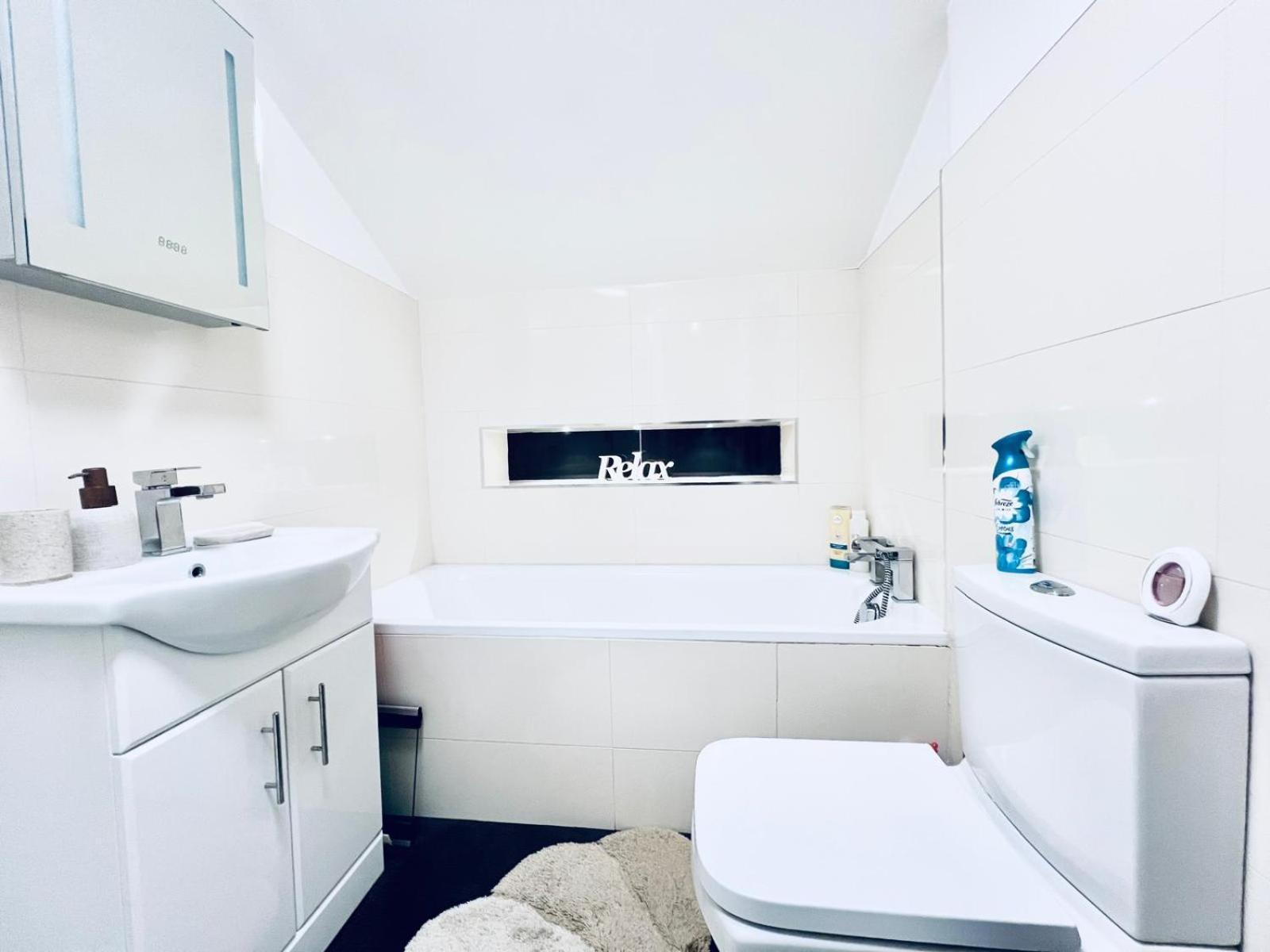 New Southgate Charming London Home, Opp Arnos Grove Underground Station, Parking מראה חיצוני תמונה