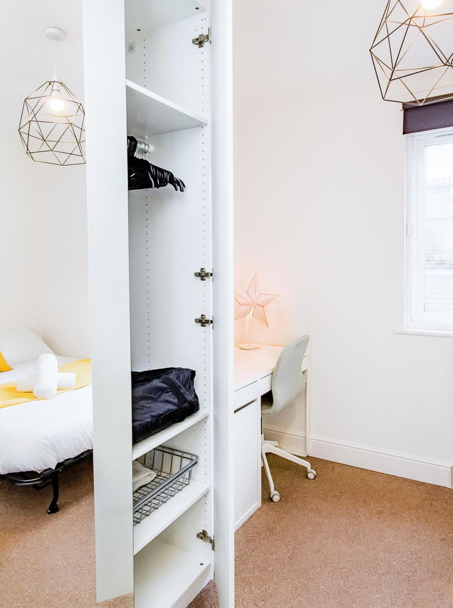 New Southgate Charming London Home, Opp Arnos Grove Underground Station, Parking מראה חיצוני תמונה