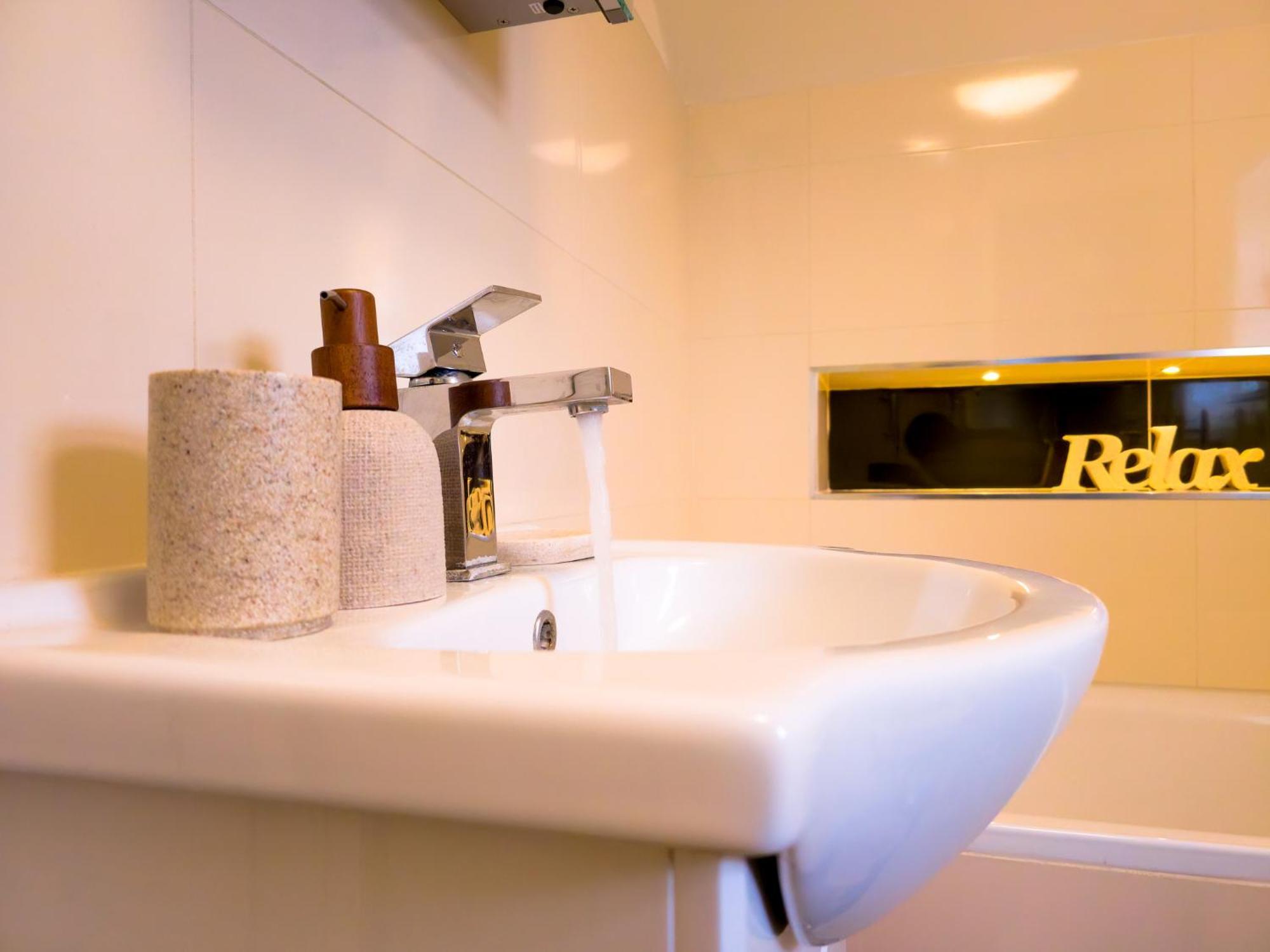 New Southgate Charming London Home, Opp Arnos Grove Underground Station, Parking מראה חיצוני תמונה