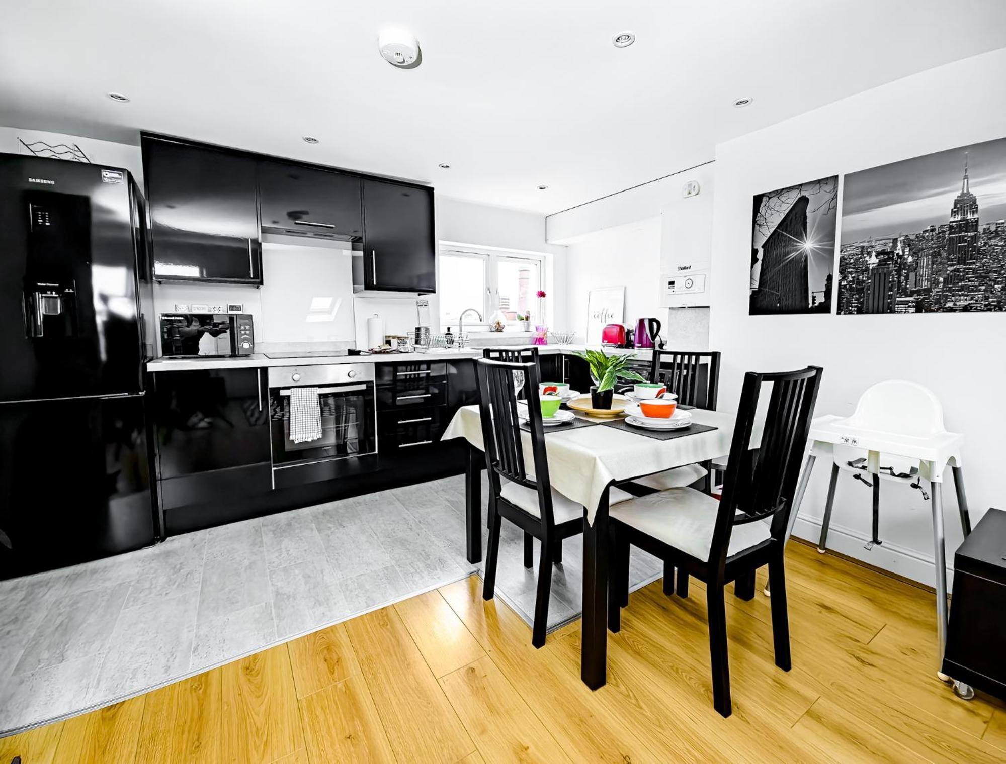 New Southgate Charming London Home, Opp Arnos Grove Underground Station, Parking מראה חיצוני תמונה