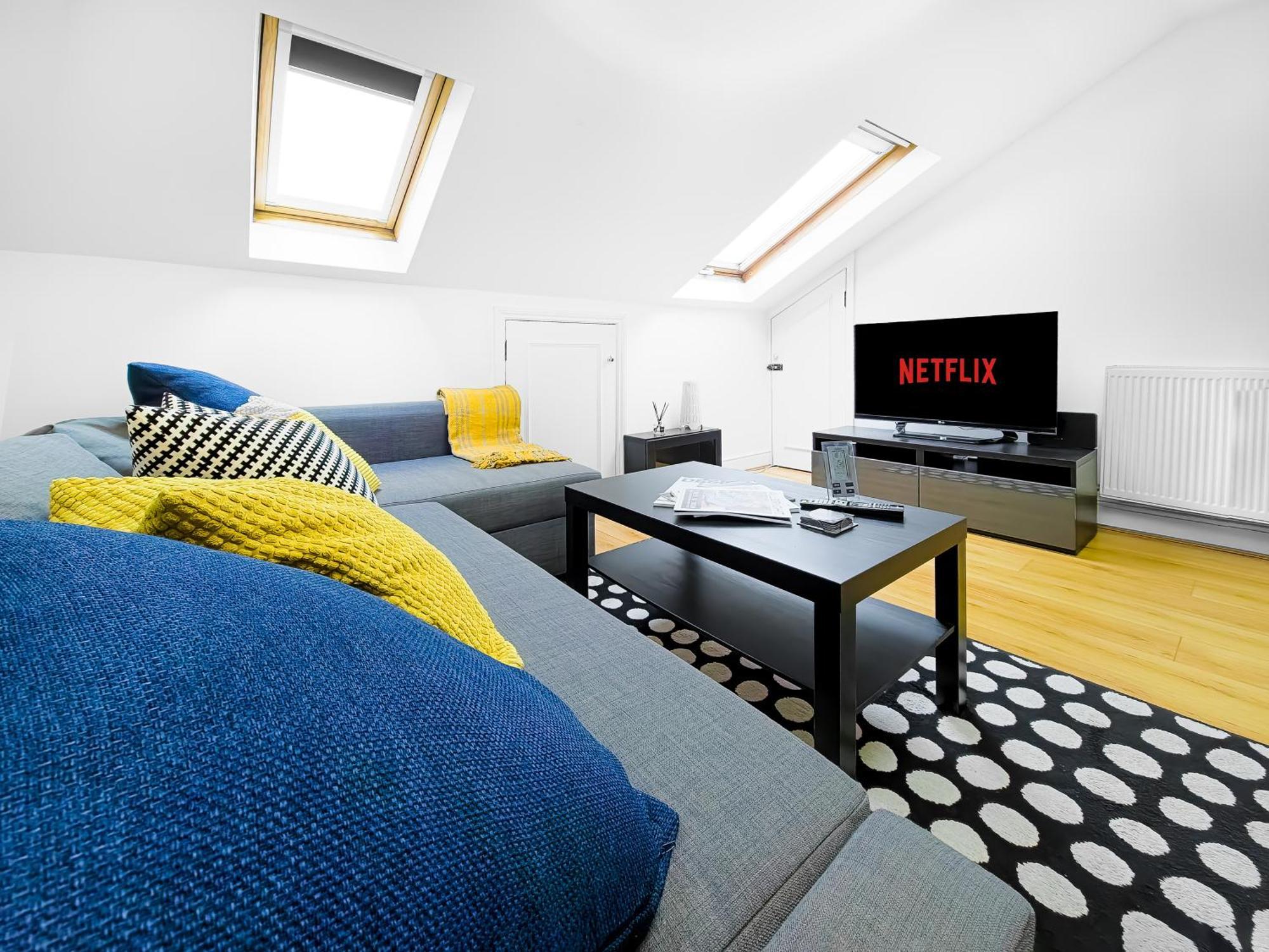 New Southgate Charming London Home, Opp Arnos Grove Underground Station, Parking מראה חיצוני תמונה